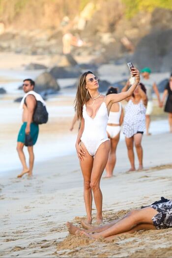 Alessandra ambrosio  page leaked private photo uncensored HD quality