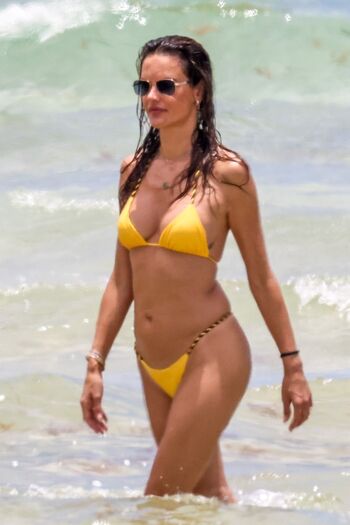 Alessandra ambrosio  page leaked private photo uncensored HD quality
