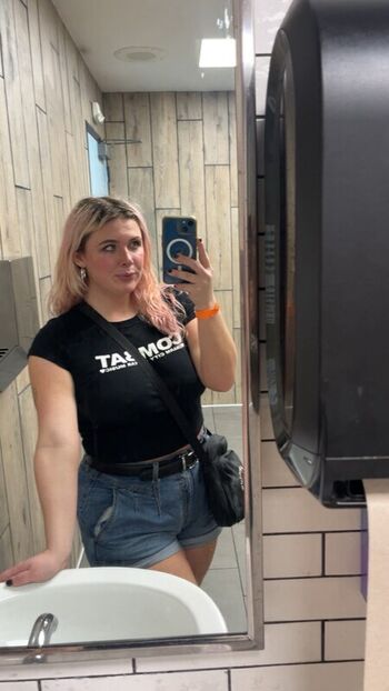 Averageallison leaked private photo uncensored HD quality