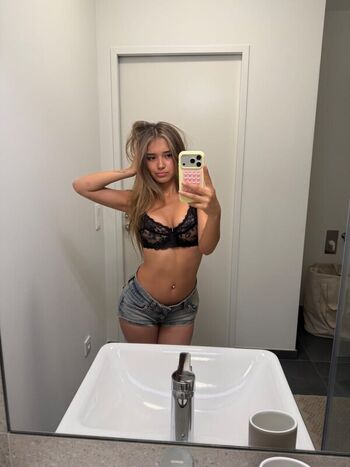 Deineeleyla  page leaked private photo uncensored HD quality