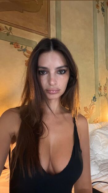 Emily ratajkowski  page leaked private photo uncensored HD quality