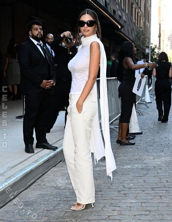 Emily ratajkowski  page leaked private photo uncensored HD quality