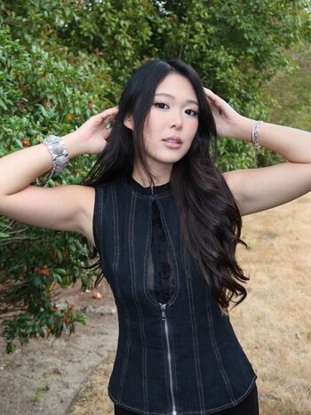 Extraemily page leaked private photo uncensored HD quality