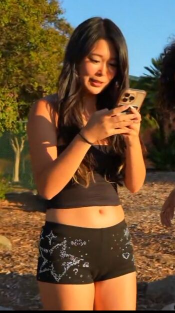 Extraemily leaked private photo uncensored HD quality
