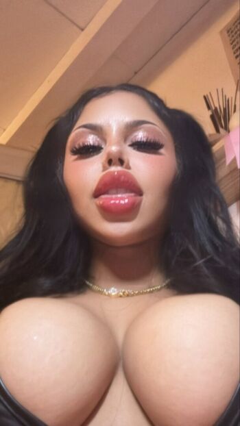Iluvcinnie page leaked private photo uncensored HD quality