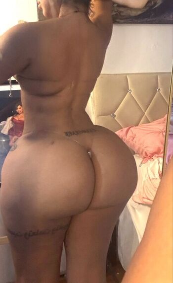 Iluvcinnie leaked private photo uncensored HD quality