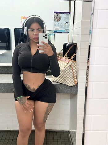 Iluvcinnie leaked private photo uncensored HD quality