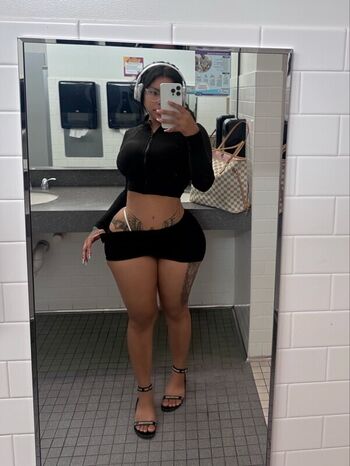 Iluvcinnie leaked private photo uncensored HD quality