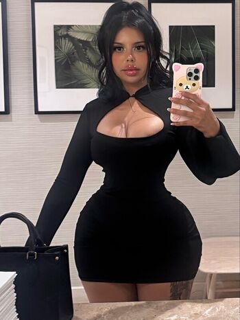 Iluvcinnie leaked private photo uncensored HD quality