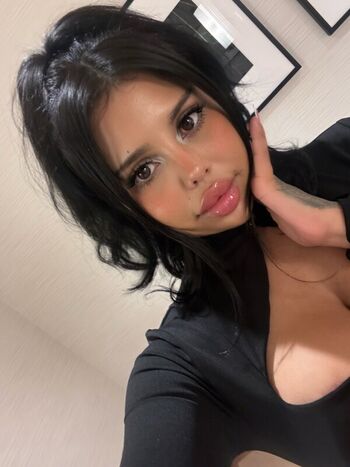 Iluvcinnie leaked private photo uncensored HD quality