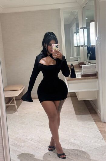 Iluvcinnie leaked private photo uncensored HD quality