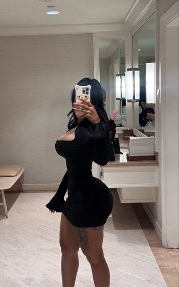 Iluvcinnie leaked private photo uncensored HD quality