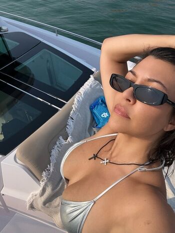 Kourtney kardashian leaked private photo uncensored HD quality