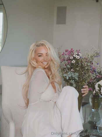 Lindsey pelas  page leaked private photo uncensored HD quality