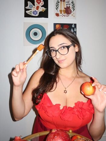 Qveenjulia  page leaked private photo uncensored HD quality
