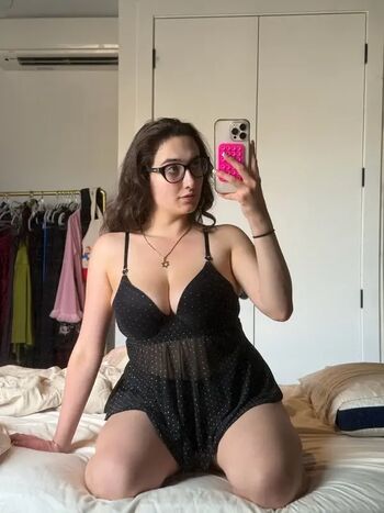 Qveenjulia  page leaked private photo uncensored HD quality