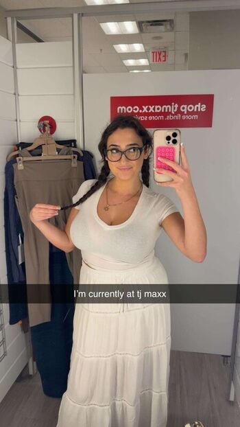 Qveenjulia  page leaked private photo uncensored HD quality