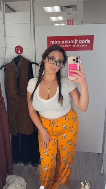 Qveenjulia  page leaked private photo uncensored HD quality