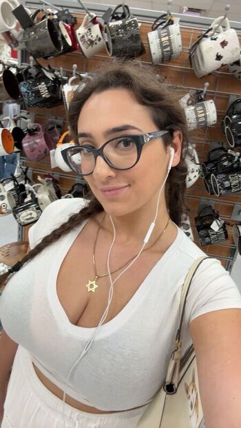 Qveenjulia leaked private photo uncensored HD quality