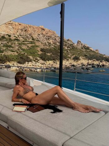 Rosie huntington whiteley  page leaked private photo uncensored HD quality