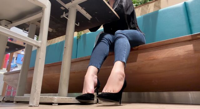 Shoe teasing leaked private photo uncensored HD quality