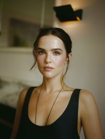 Zoey deutch page leaked private photo uncensored HD quality