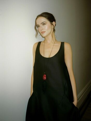 Zoey deutch page leaked private photo uncensored HD quality
