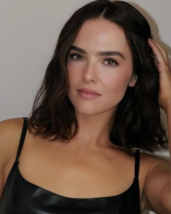 Zoey deutch page leaked private photo uncensored HD quality